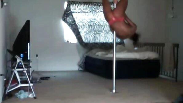 Η αχνιώδης τζίντζερ κυρία απολαμβάνει δύο πούτσες στο μουνί και τον μαλάκα της