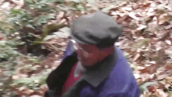 Δύο γυναίκες με σέξι κορμιά κάνουν γλείφιμο μουνί στη μπάρα