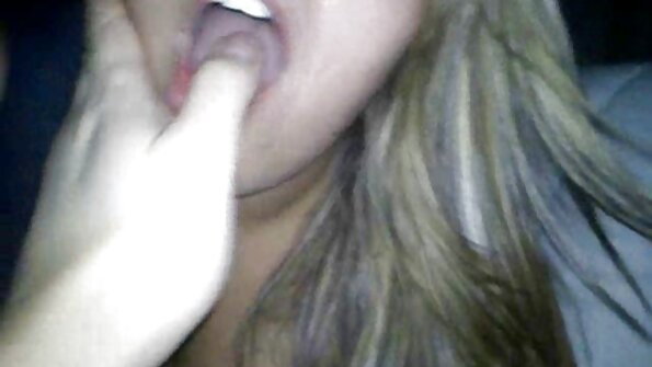 Οι σέξι κόντρες πιπιλίζουν τον πουλί της στρίπερ σε ένα ξέφρενο πάρτι στο σπίτι