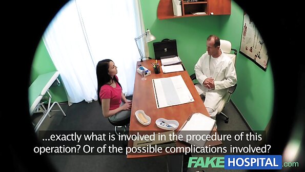 Δύο κορίτσια είναι μπροστά σε δύο άντρες, βγάζουν τα μούτρα τους και πιπιλίζουν