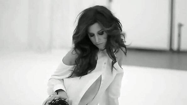 Μελαχρινή έφηβη με ουρά χοίρου χτυπά το μουνί της από ένα όμορφο καρφί