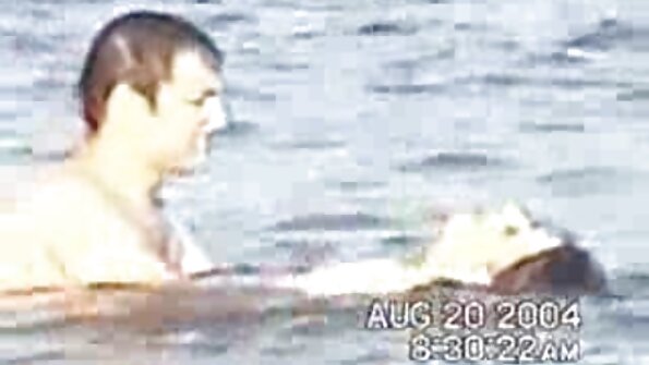 Η νόστιμη μπέμπα τυλίσσεται από τον καυλιάρη θετό αδερφό της