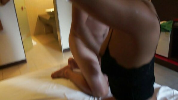 Η καλλονή Στέλλα Ντάνιελς με παχουλά χείλη γαμάει σε δωμάτιο ξενοδοχείου