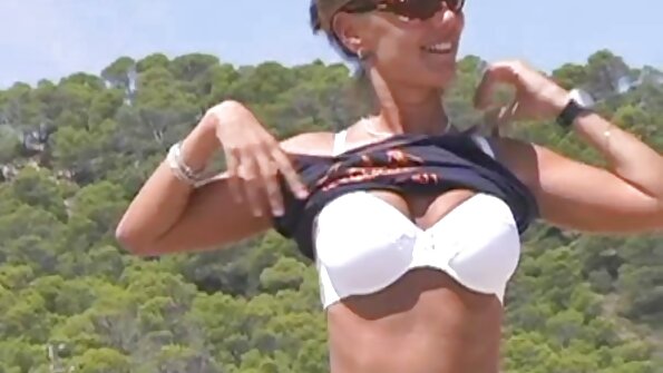 Το χαμογελαστό κορίτσι λατρεύει να γυρίζεται στις πιο εκπληκτικές σκηνές