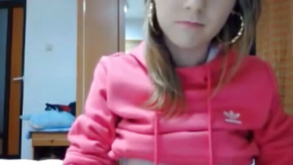 Το εντυπωσιακό μωρό χαίρεται που το γαμούν σε αυτόν τον μαύρο καναπέ