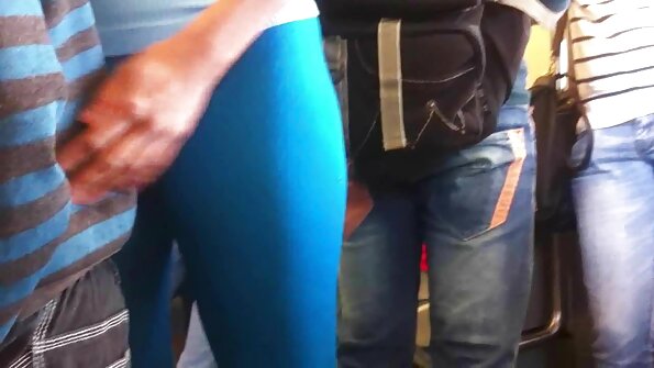 Ο έφηβος εισχωρεί στο στόμα με μακριές και παχιές στρόφιγγες καλεσμένων