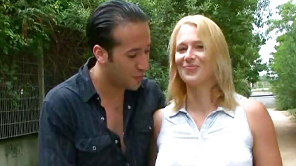 Δύο σκύλες που λατρεύουν να γλείφουν το μουνί είναι η μία πάνω στην άλλη, φτιάχνοντας μια σκηνή