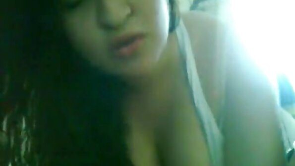 Το υγρό μουνί ενός μικροκαμωμένου εφήβου καταπίνει ολόκληρο το μεγάλο κόκορα του