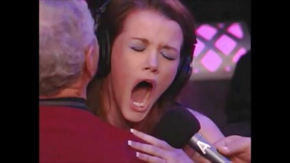 Μικροκαμωμένη ερασιτέχνης ξανθιά κοπέλα με το όνομα Έλσα που ρουφάει ένα μεγάλο στύλο κρέατος