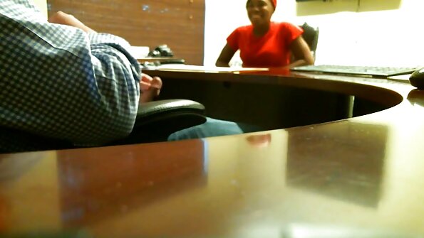 Πορνοστάρ στο σαλόνι του θέλει μεγάλο κόκορα στο γλαφυρό μουνί της