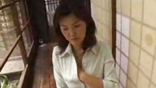 Ο θετός αδελφός βοηθά τον έφηβο με κόκκινα μαλλιά να μάθει περισσότερα για την υποταγή