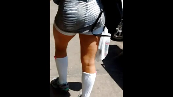 Μαυρισμένος άντρας διαπερνά το χλωμό κορίτσι που αυξάνει προοδευτικά την ταχύτητα