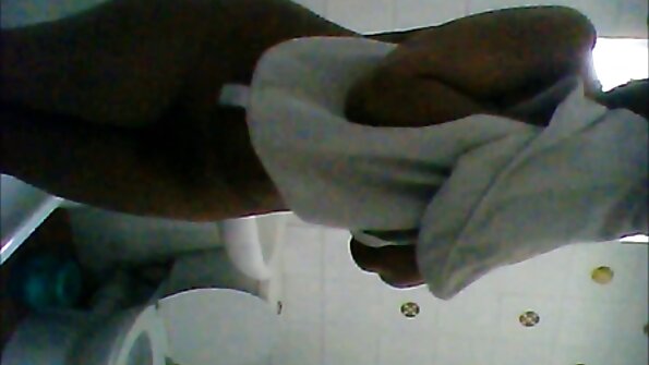 Κακή σφιχτή Λατίνα που μοιράζεται άντρες σε ένα καυτό τρίο