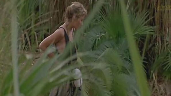 Η μικροκαμωμένη ξανθιά αγαπημένη χτυπιέται από έναν πραγματικά καυλιάρη παππού