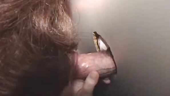 Ο σεξουαλικός ειδικός κάνει ό,τι μπορεί για να κάνει μελαχρινή με κάλτσες cum