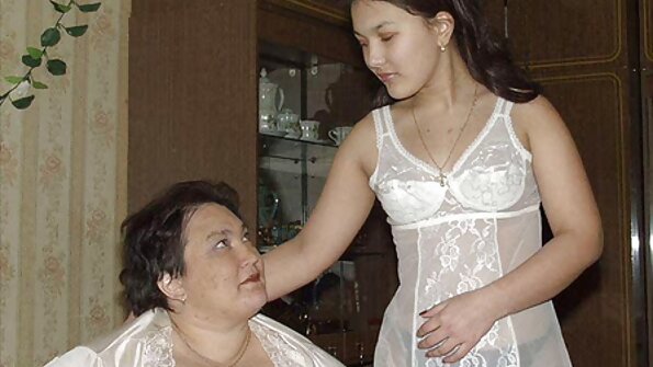 Ο δυνατός άντρας γαμάει έναν παχουλό μιλφ με μεγάλο κώλο στον καναπέ