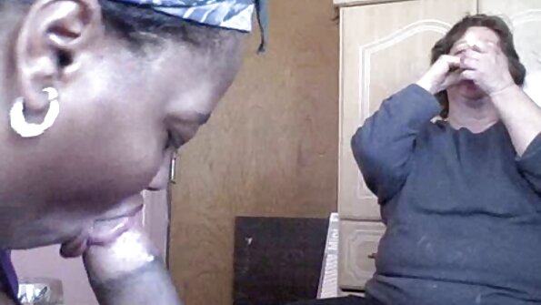 Δύο γλυκά κορίτσια απολαμβάνουν τον αισθησιακό λεσβιακό έρωτα στο αυτοκίνητο