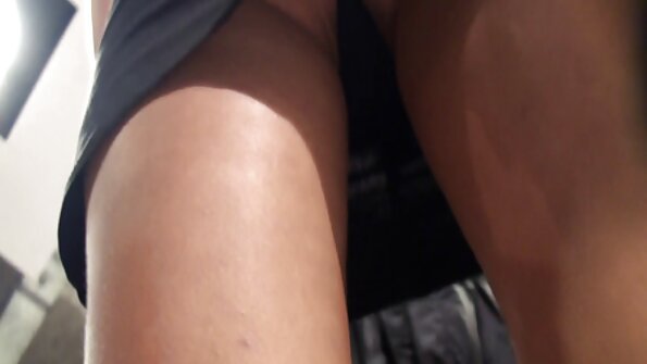 Δύο γυναίκες παίρνουν ένα καυτό φορτίο jizz στα όμορφα πρόσωπά τους