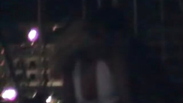 Η πόρνη με τατουάζ και μια μπίμπο μοιράζονται το μεγάλο πουλί του