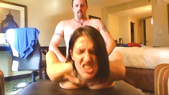 Δύο εντυπωσιακά μωρά παίζουν το ένα με το κουκούτσι και το μουνί του άλλου